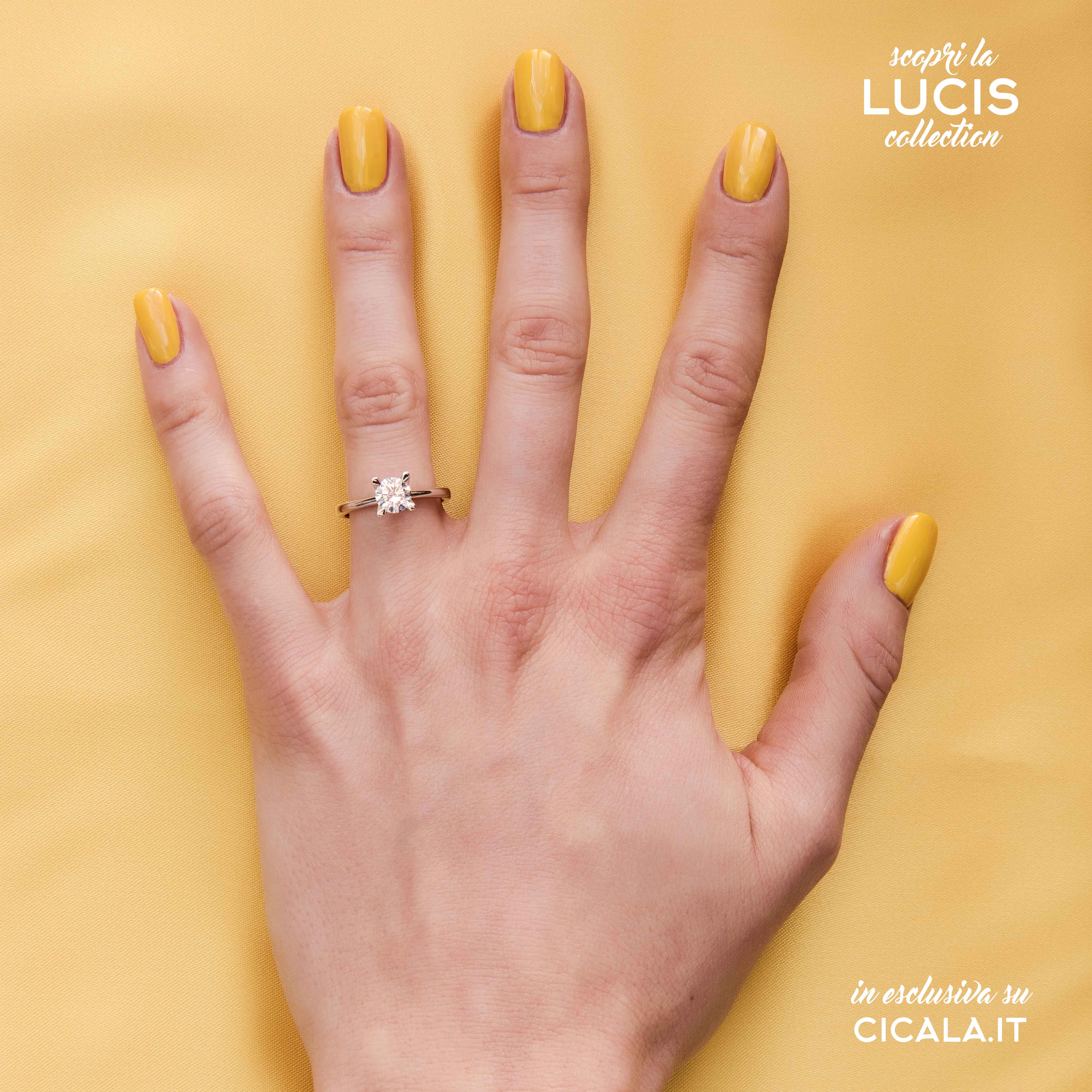 Foto di proposta di matrimonio con scritta come scegliere un anello di fidanzamento con diamante