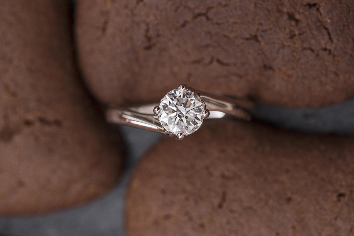 Foto di proposta di matrimonio con scritta come scegliere un anello di fidanzamento con diamante