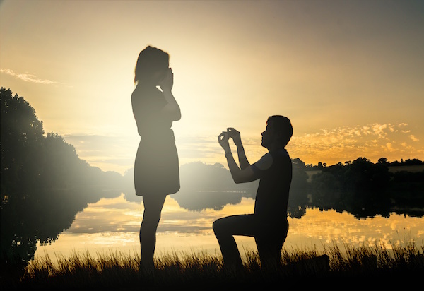 Immagine per guida 7 modi romantici di regalare un gioiello con uomo che fa proposta di matrimonio