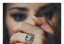 Ragazza indossa un anello da mignolo in argento con lettera M