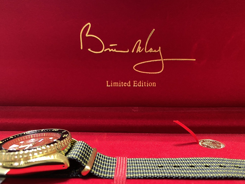 Firma di Brian May all'interno del cofanetto limited edition dell'orologio Red Special