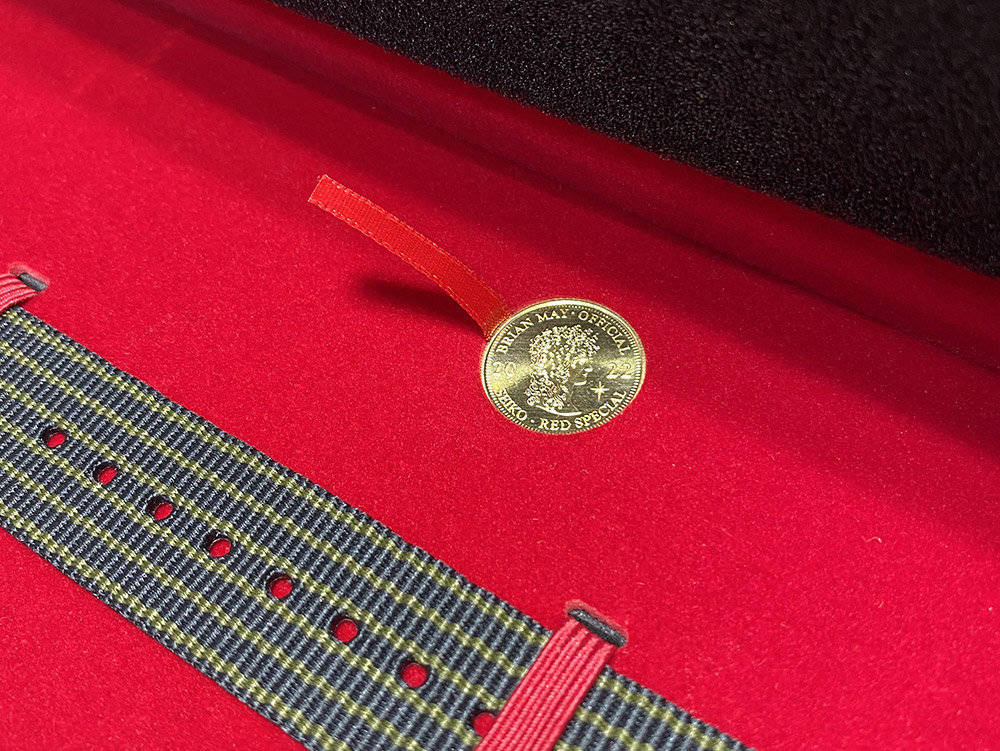 Moneta celebrativa Brian May all'interno del cofanetto del Seiko Red Special