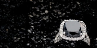 Un anello con diamante nero e diamanti bianchi